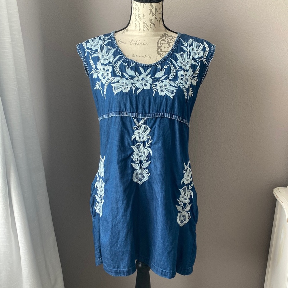 Women’s embroidered dress, size small.